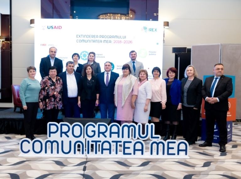 Group of Comunitatea Mea participants standing and smiling