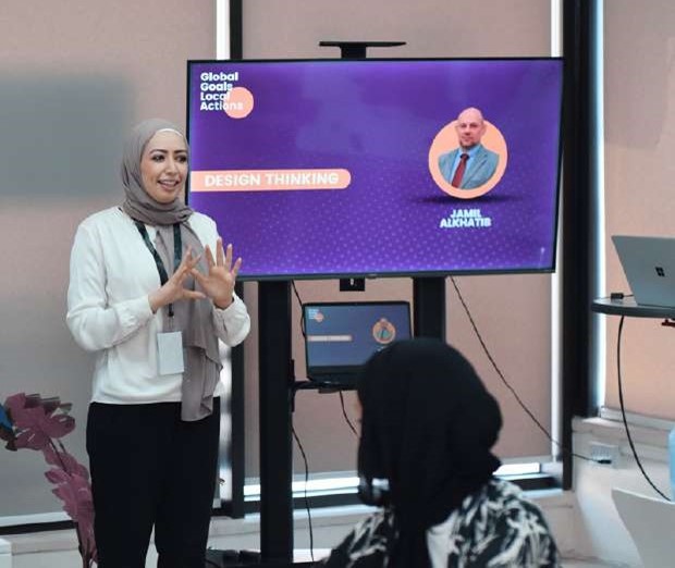 Rousl Al-Sardy presenting in front of a class