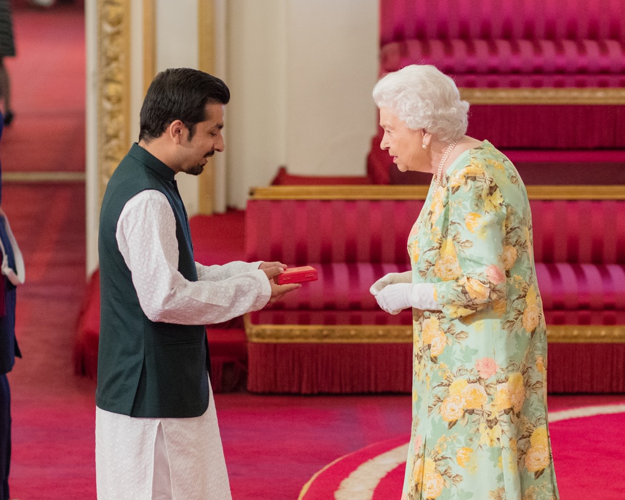 Mujtaba receiving the Queen's Young Leader's Award from Queen Elizabeth II 