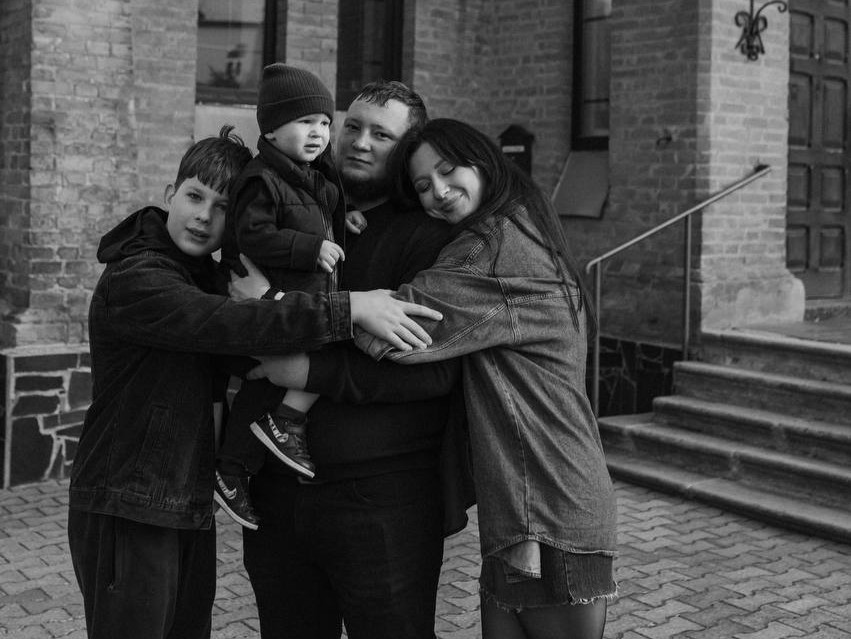 Yuliia Bolshakova and her family hugging
