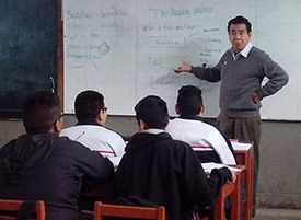 Photo of Bluidson Ledesma teaching in a classroom