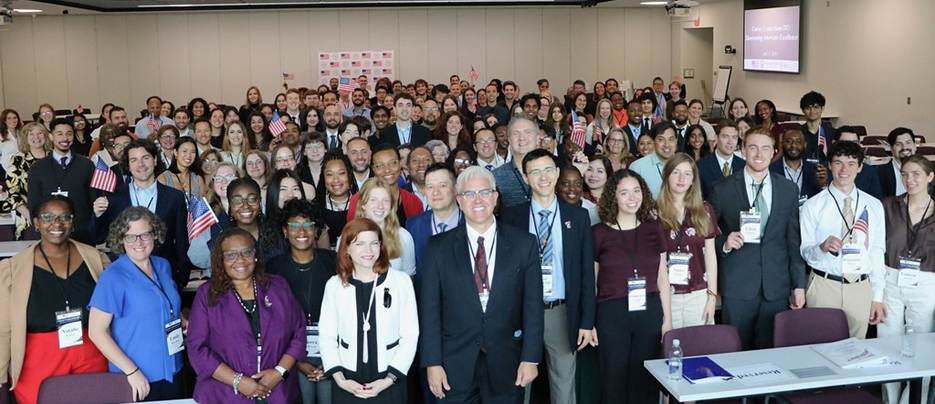 Group photo of 150 U.S. exchange alumni