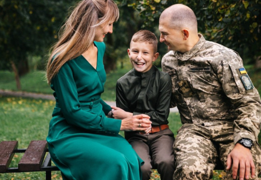 Photo of Vitalii Kyrychuk, his wife Tetiana, and their son Artur.